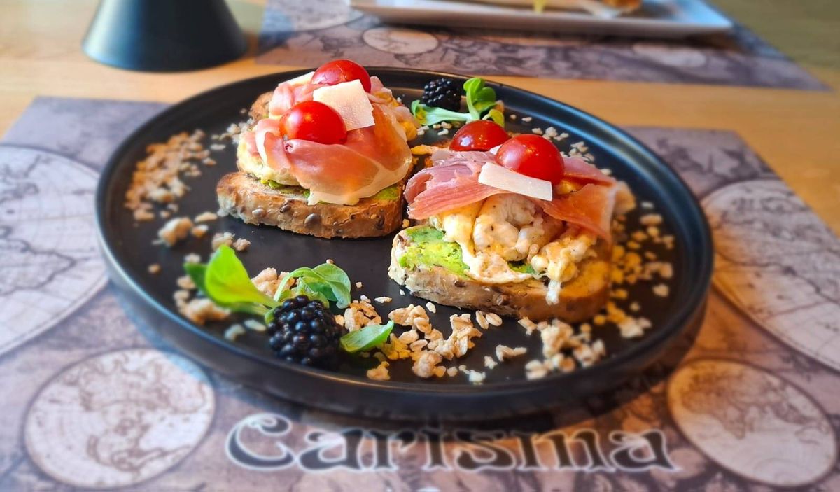 Mic Dejun cu Avocado si Omleta 